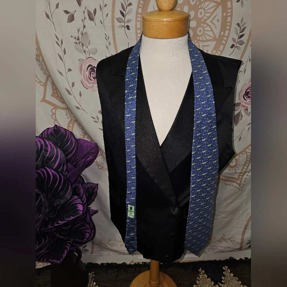 Like New Vineyard Vines Gecko Tie 100% Silk Tie
